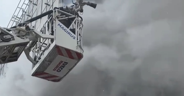 Спасатели потушили пожар на стройке на севере Москвы