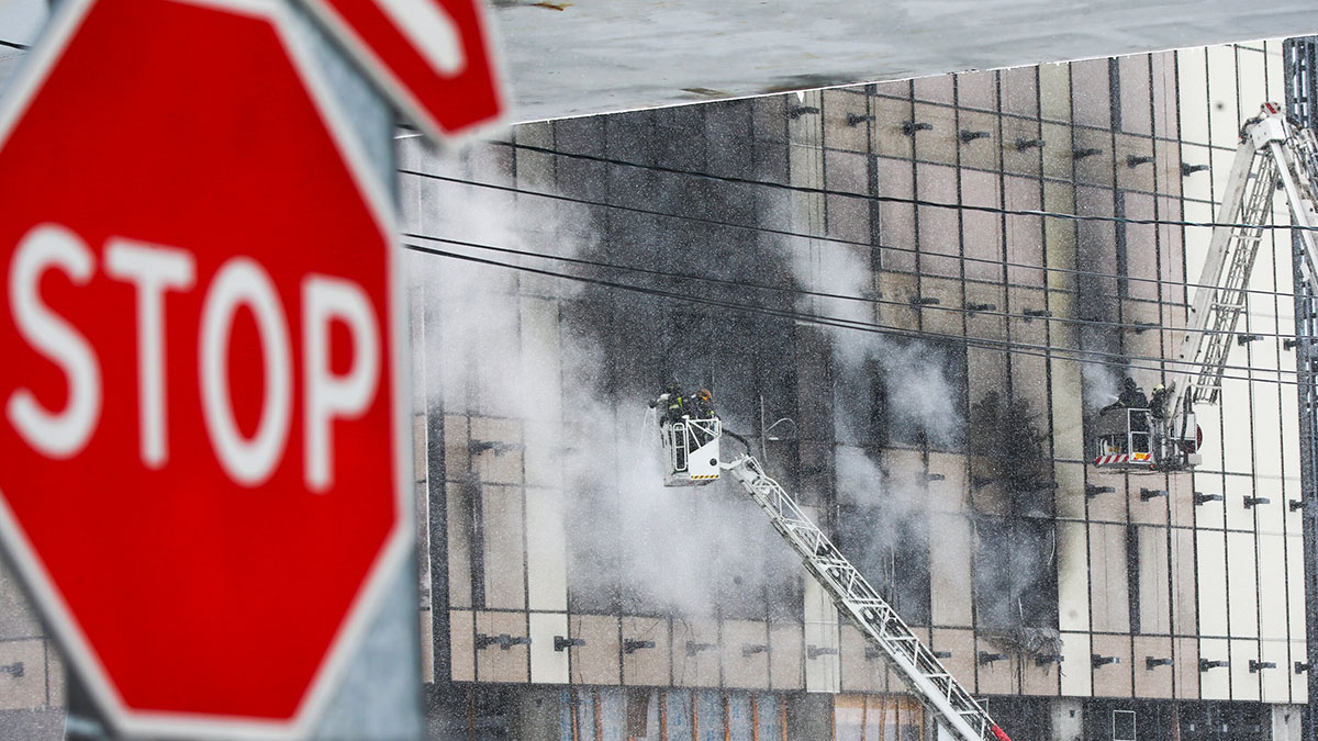 Количество погибших при пожаре на стройке в Москве выросло до семи человек