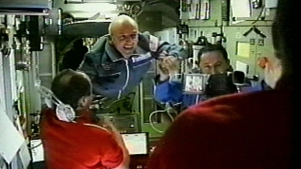 Командир космической станции Юрий Усачев, американский миллионер Деннис Тито и российский космонавт Талгат Мусабаев на Международной космической станции