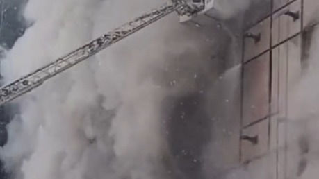 Количество погибших при пожаре на стройке на севере Москвы увеличилось до восьми