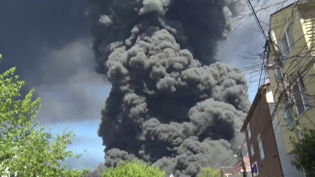 Выброс нефтепродуктов из резервуара произошел на горящем НПЗ в Туапсе