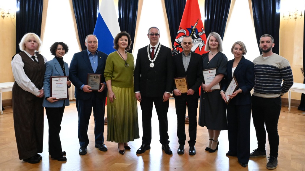 На фото слева направо: фотокорреспондент «ВМ» Мария Хапцова, заместитель главного редактора «ВМ» Янина Портнова, генеральный директор АО «Редакция газеты «Вечерняя Москва»» Георгий Рудницкий, первый заместитель руководителя Департамента СМИ и рекламы Юлия Казакова, председатель Мосгордумы Алексей Шапошников, главный редактор газеты «Вечерняя Москва» Александр Шарнауд Шарнауд, первый заместитель главного редактора Юлия Тарапата, директор медиацентра «ВМ» Елена Плешивцева и специальный корреспондент отдела «Московская власть» Алексей Хорошилов