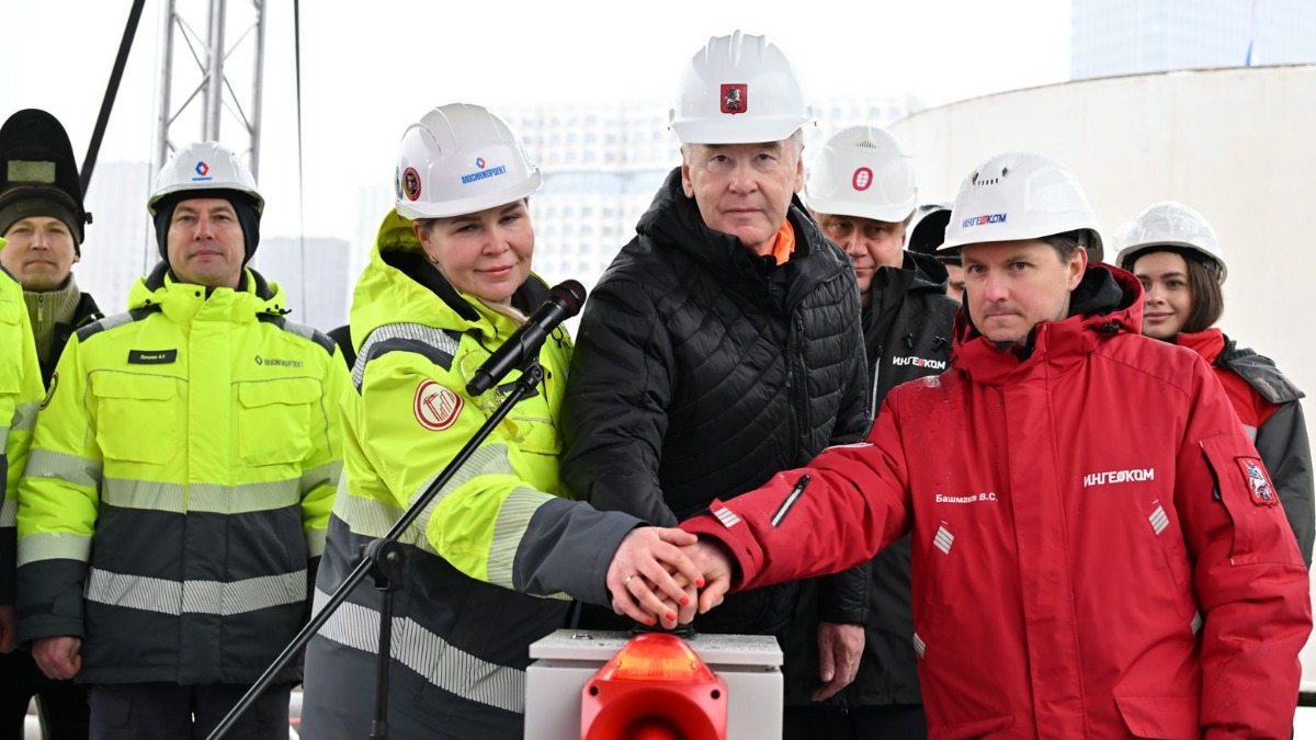 Мэр Москвы Сергей Собянин вместе с представителями строительных компаний дал старт проходке правого тоннеля между станциями «ЗИЛ» и «Остров Мечты» строящейся Бирюлевской линии метро
