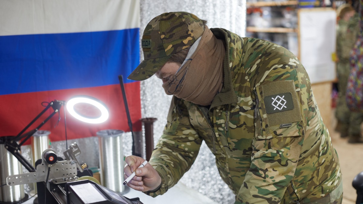 Техник-инструктор 82-го мотострелкового полка группировки войск «Север» Артем с позывным «Воевода» работает в мастерской