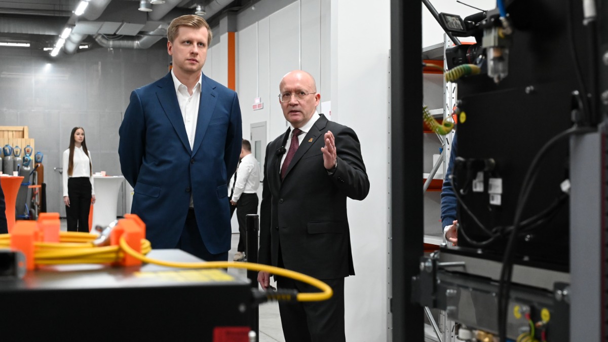 Министр правительства Москвы, руководитель Департамента инвестиционной и промышленной политики города Москвы Анатолий Гарбузов и генеральный директор компании Михаил Родин