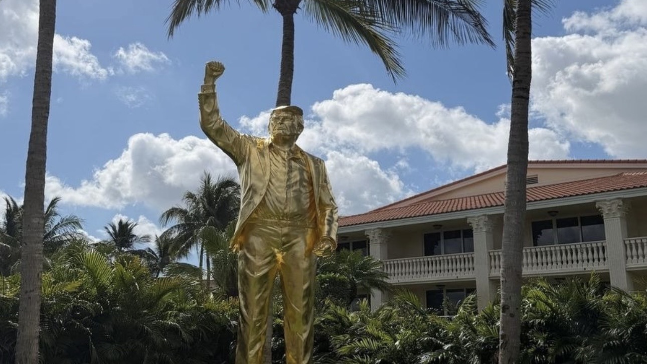Golfweek: На гольф-курорте Трампа установили его позолоченную статую