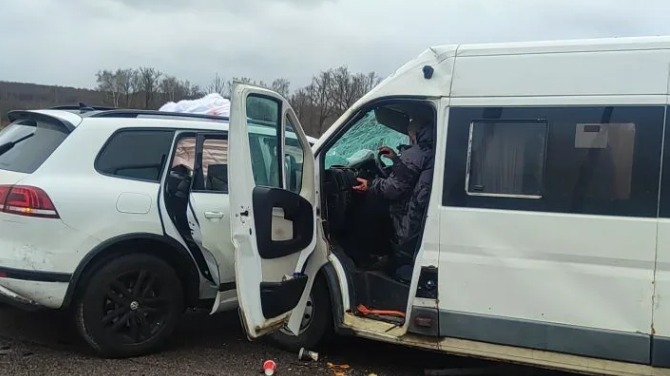 Пять человек пострадали при столкновении автобуса и легковушки в Подмосковье