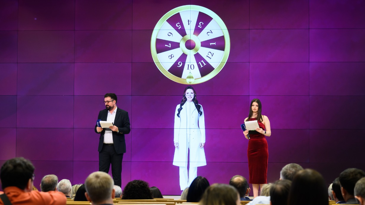 Ведущие мероприятий Максим Гущин и Арина Алексеева работают вместе с цифровой «коллегой» Ией