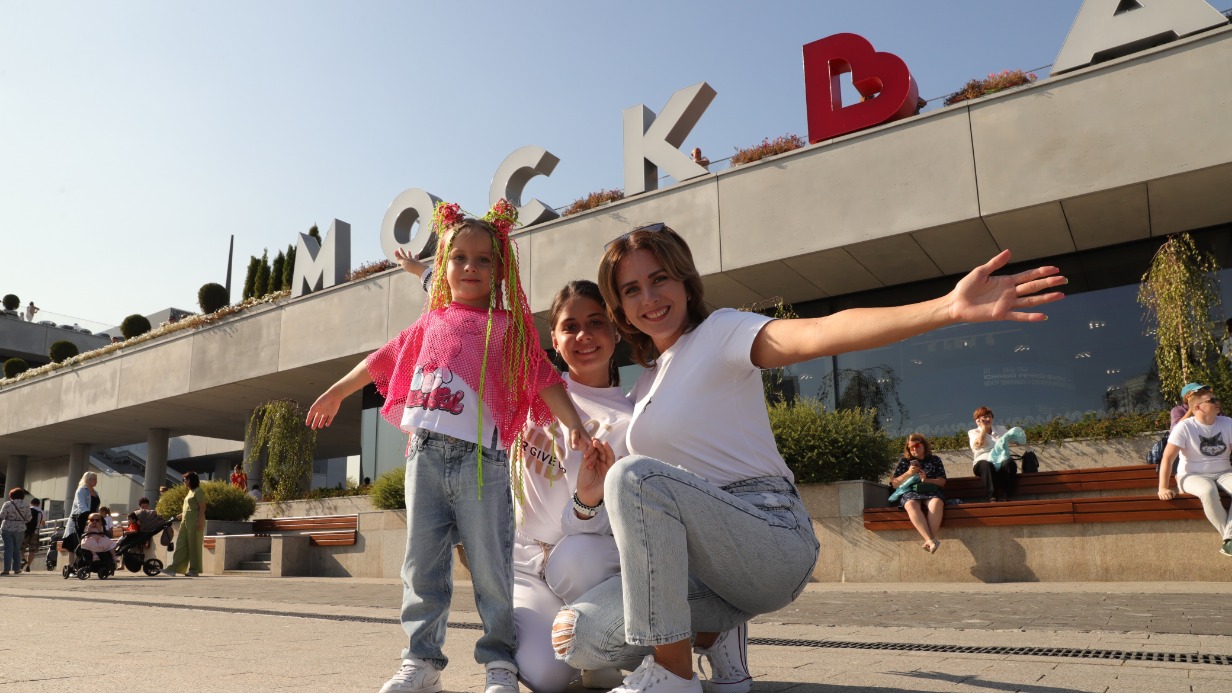 Светлана Крюкова с дочерьми Вероникой и Мирославой на Южном речном вокзале