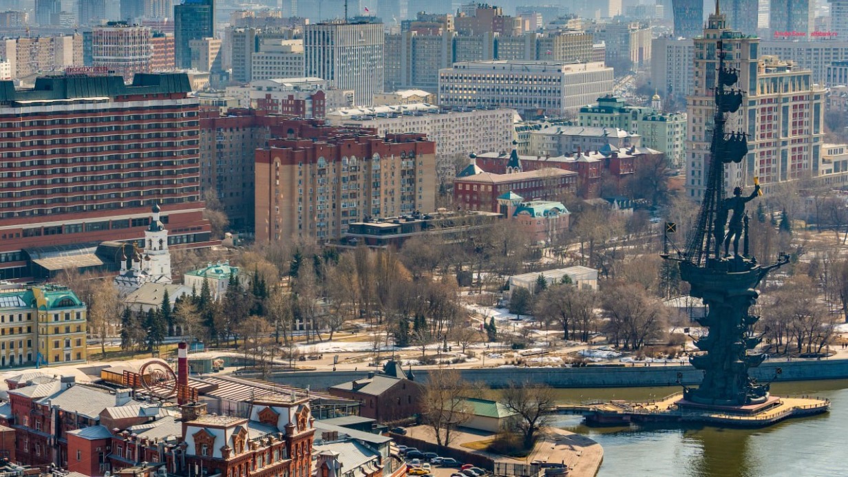 В центре Москвы обновили деревянный настил возле памятника Петру Первому