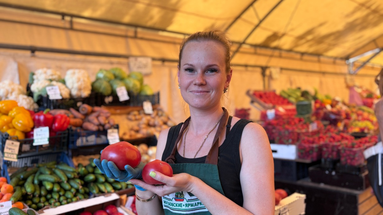 Продавец Кристина Болдырева на ярмарке выходного дня