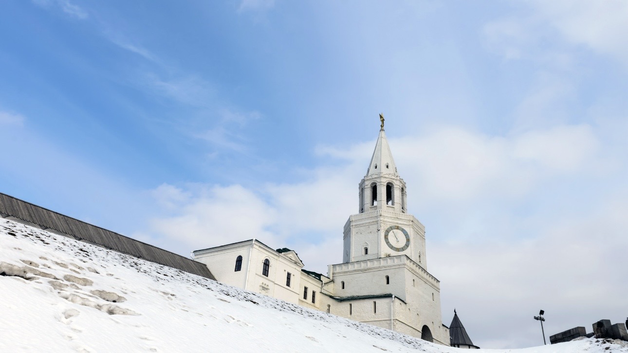 Ветер сорвал стрелку с часов на Спасской башне Казанского кремля 