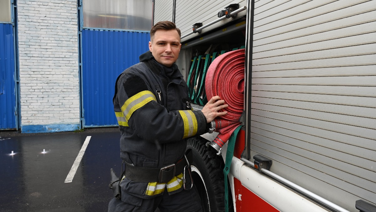 Пожарный Илья Фастов демонстрирует «начинку» современной пожарной машины в гараже специальной части по тушению крупных пожаров № 32