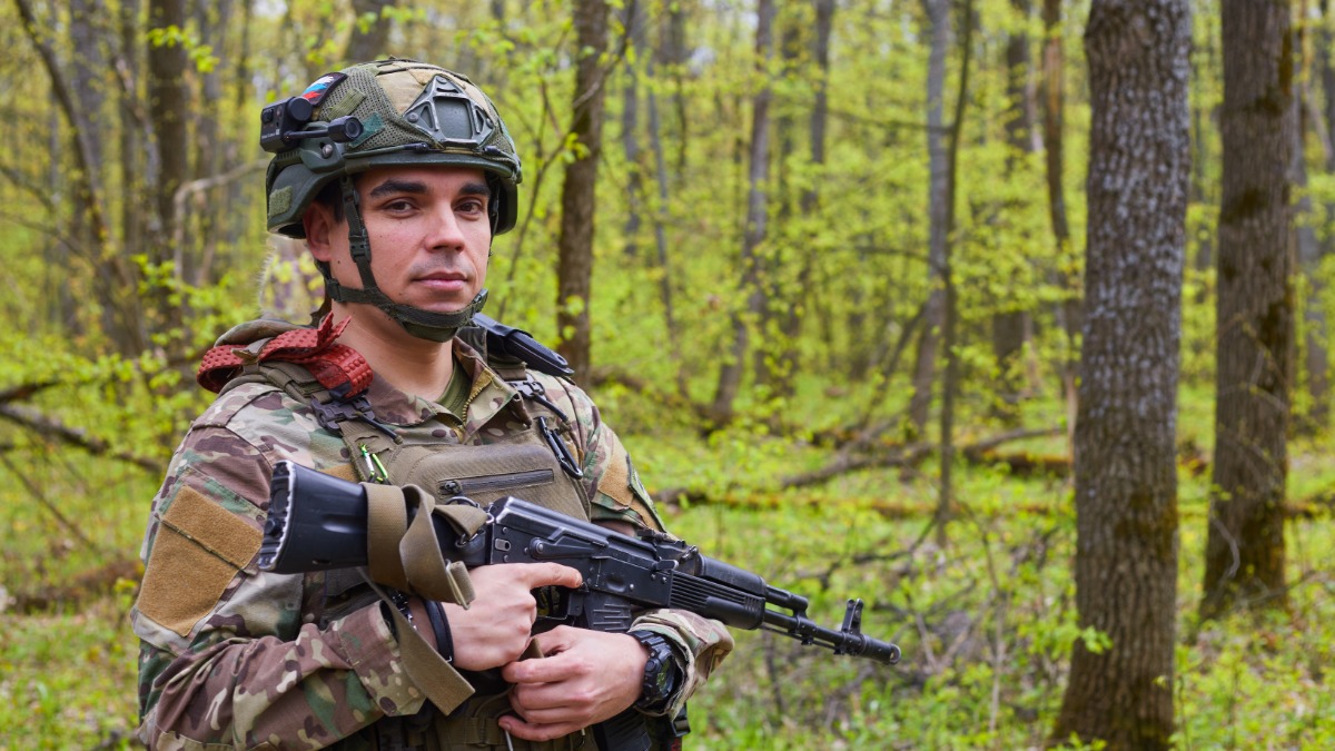 Заместитель командира штурмового отряда по военно-политической работе 83-го мотострелкового полка 6-й общевойсковой армии группировки войск «Север» с позывным «Турист»