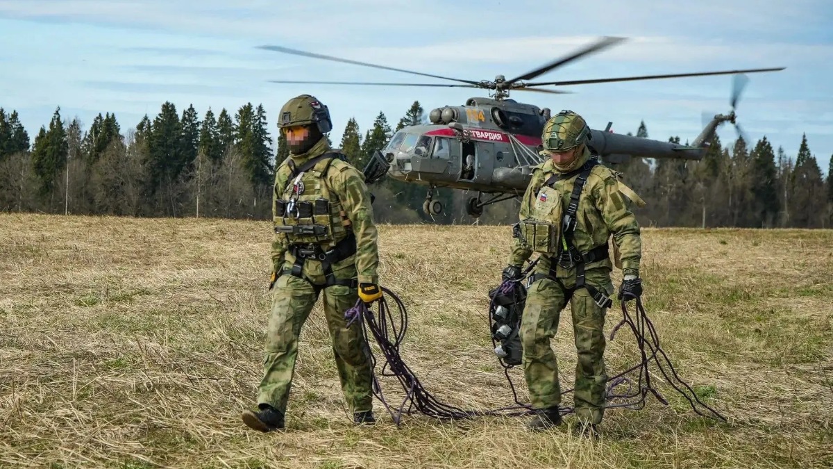 Сотрудники специального отряда быстрого реагирования «Столица» и отряда мобильного особого назначения «Авангард» Главного управления Росгвардии по Москве после беспарашютного десантирования из вертолета Ми-8