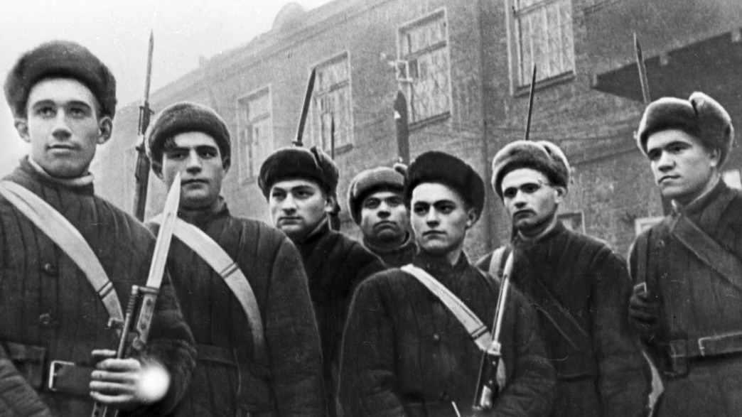 Эти ополченцы 18-й Московской дивизии выглядят крепкими и молодыми. А вот в 4-й дивизии, где служил Петр Пшеничный, преобладали интеллигенты средних