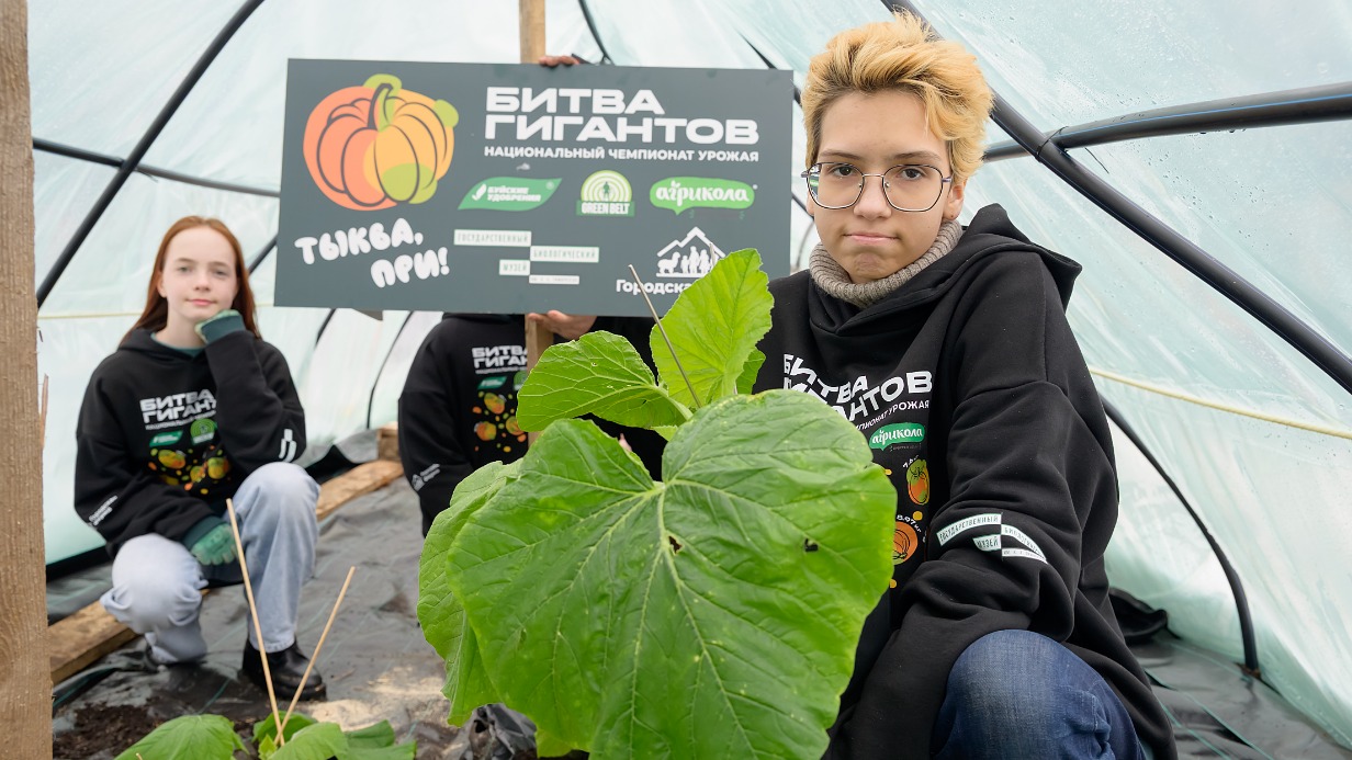 Антонина Чинилина и Алена Фадеева на территории Городской фермы