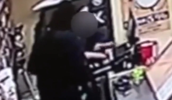 Мужчина угрожал ножом кассиру магазина в Москве и похитил 30 тысяч рублей