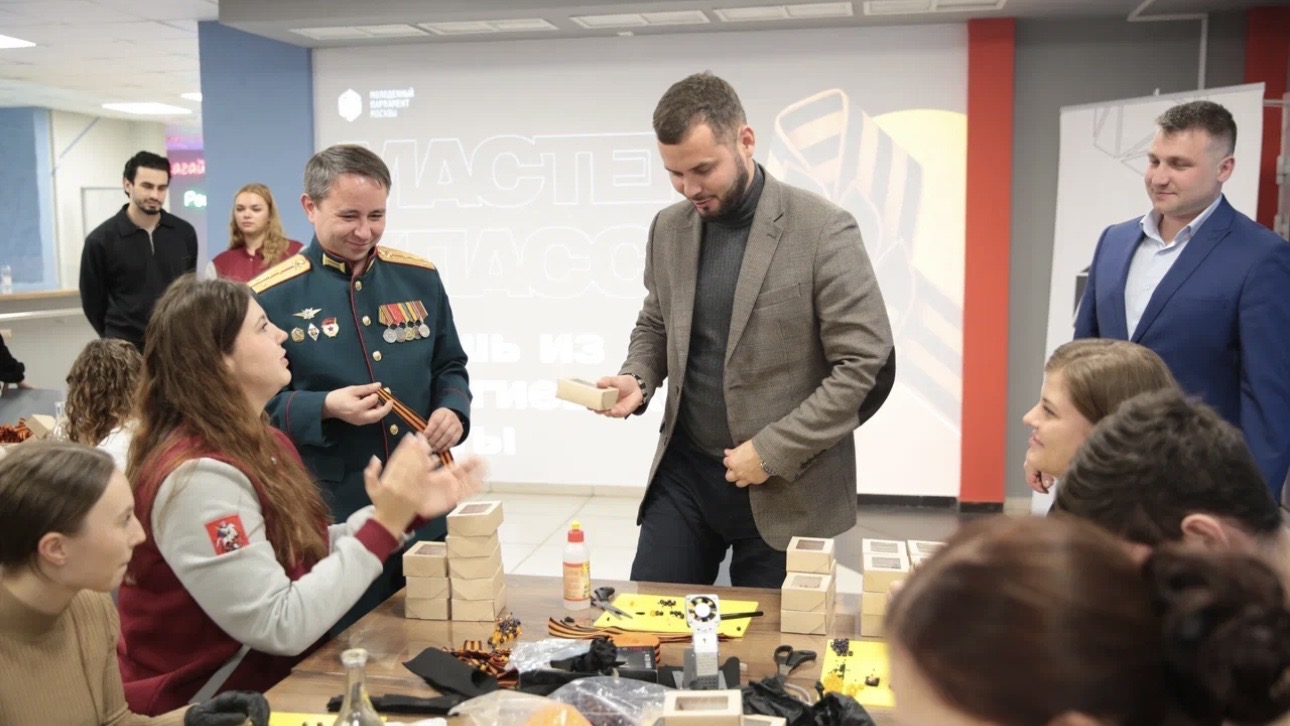Около 500 памятных знаков изготовили волонтеры и участники СВО на патриотической акции в Центре молодежного парламентаризма