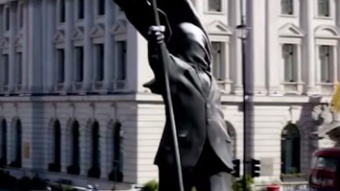 Бэнкси поставил посреди Лондона статую политика, шагающего в никуда
