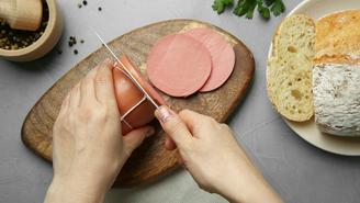 Как переработанное мясо влияет на риск деменции: объяснение диетолога