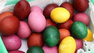 Петербуржцы начали чаще выбирать натуральные красители для яиц