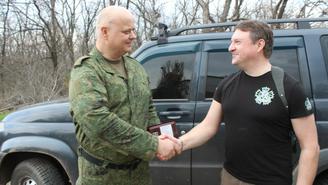 Весточки с Большой земли: волонтеры едут к бойцам с гуманитаркой, концертами и наградами