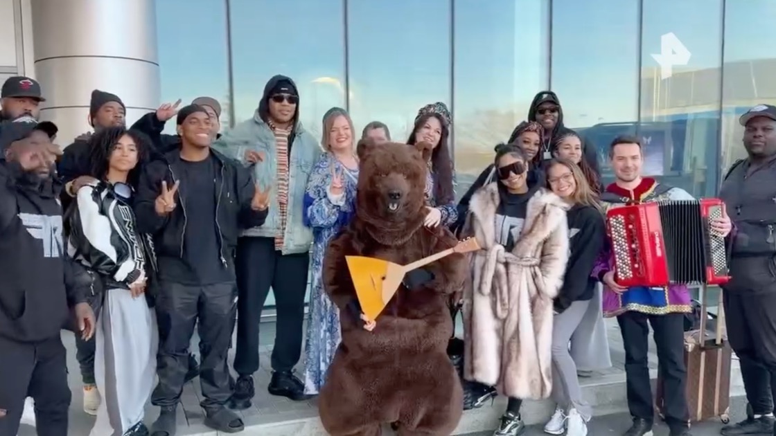 Рэпера Flo Rida встретили в Москве хитом «Low» с народными инструментами и медведем