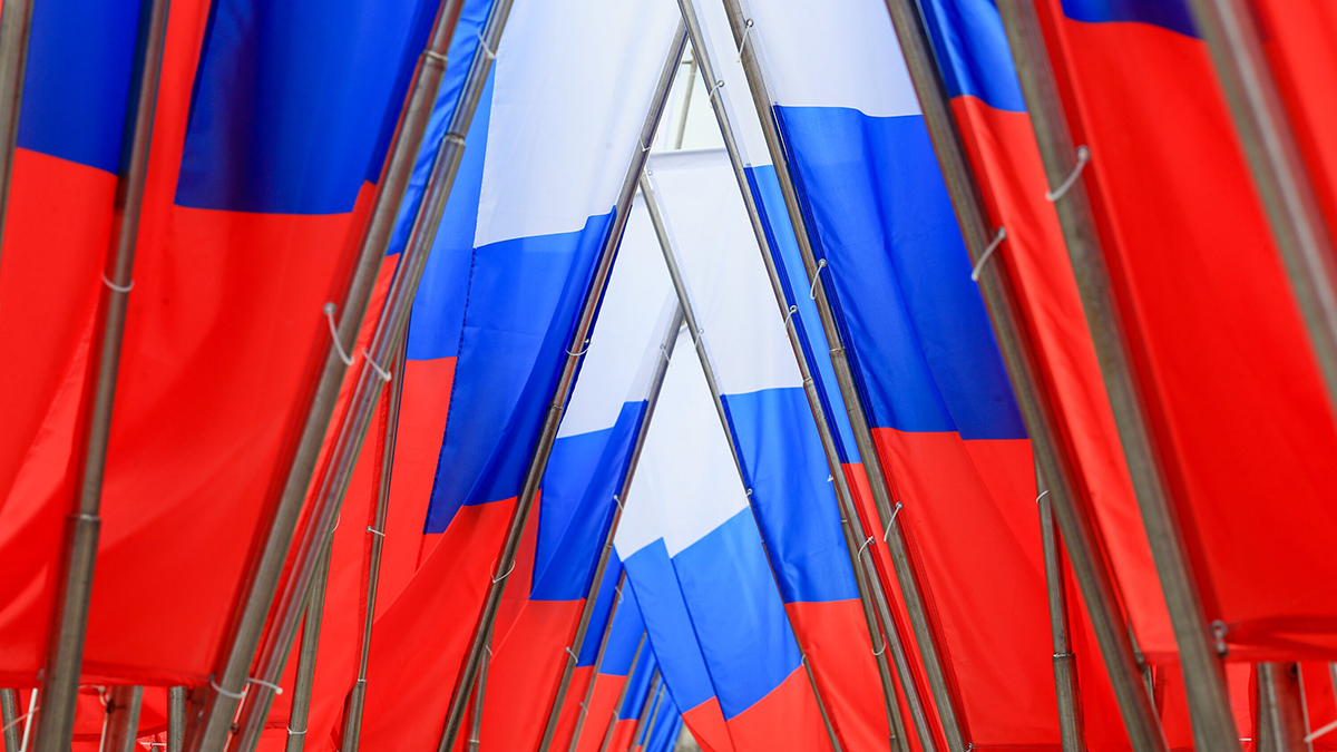 Более 700 флагов украсят Москву в честь Дня государственного флага РФ