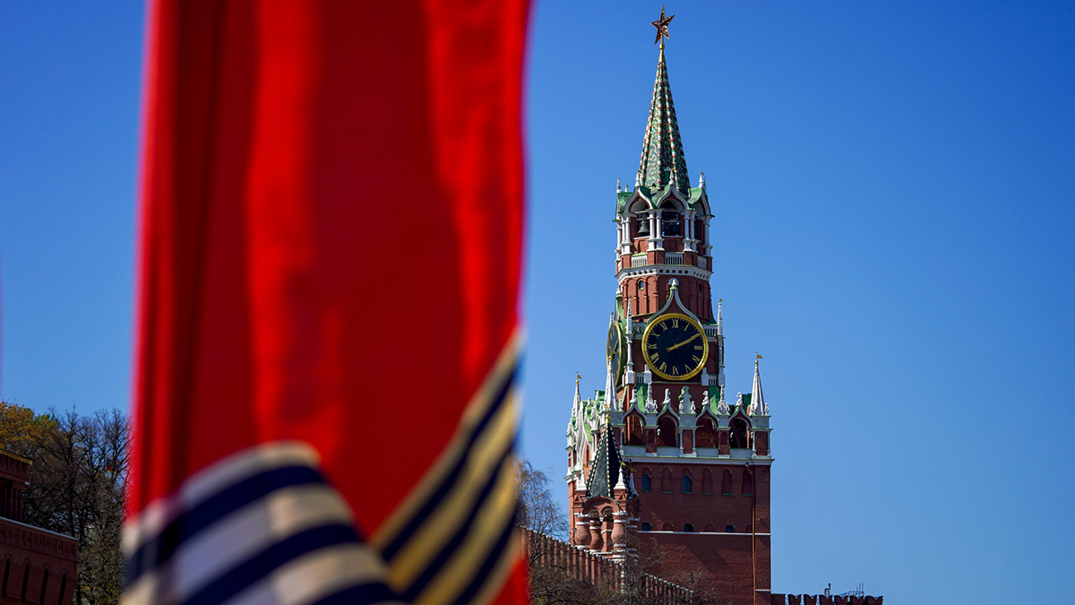 С наступающим Днем Победы ветеранов поздравили представители госструктур Москвы