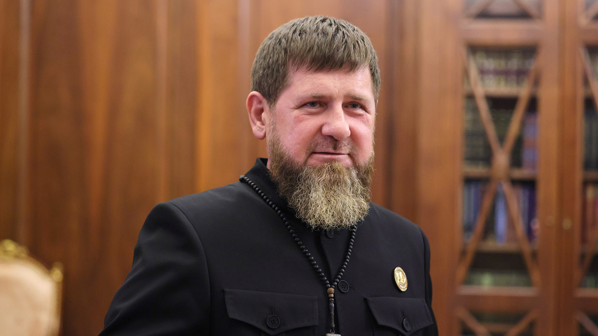 Кадыров во время прогулки по Грозному подарил инвалиду автомобиль и телефон