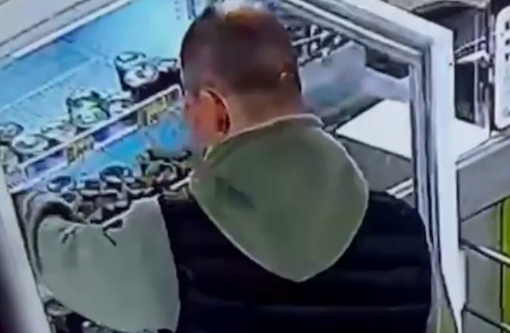 Мужчина напал с ножом на охранника магазина, помешавшего украсть рыбу и коньяк
