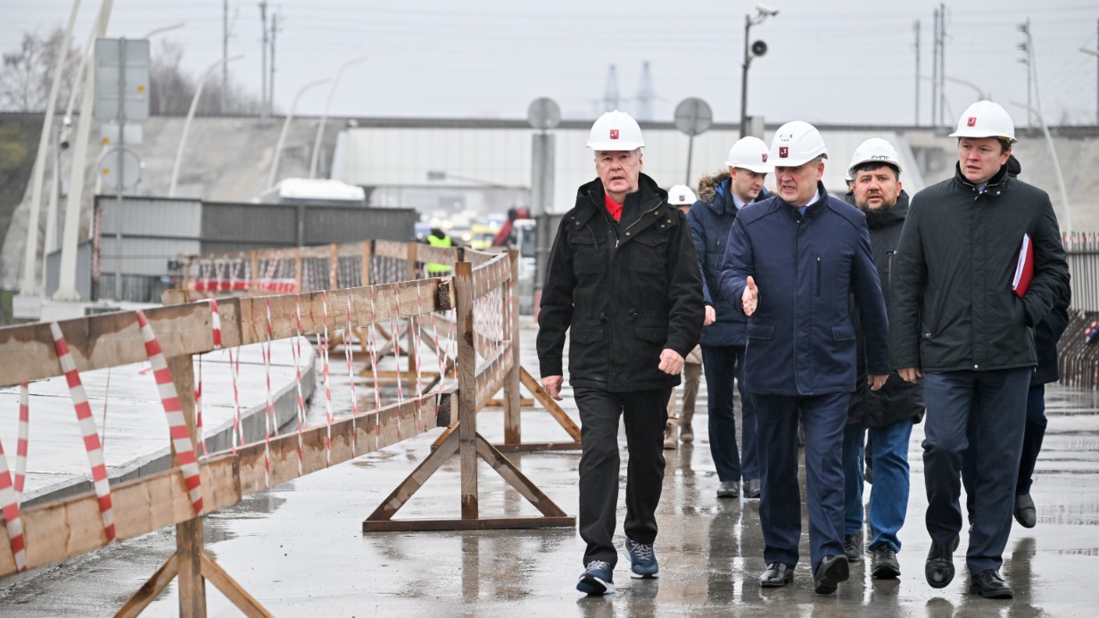 Мэр Москвы Сергей Собянин посетил строящийся участок Московского скоростного диаметра (МСД), пролегающий вдоль улицы Каспийской. Завершить строительство финального участка МСД планируется в 2026 году