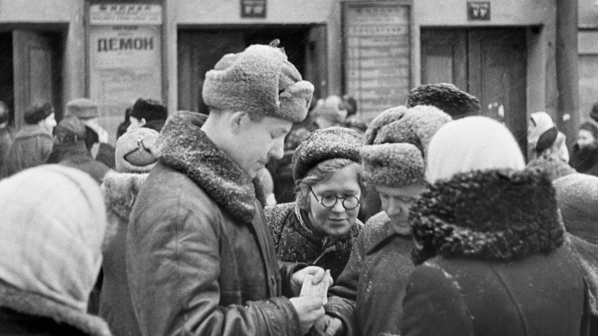 Москвичи у филиала Большого театра на Пушкинской улице (ныне — улица Большая Дмитровка). Сейчас в этом здании располагается Московский театр оперетты
