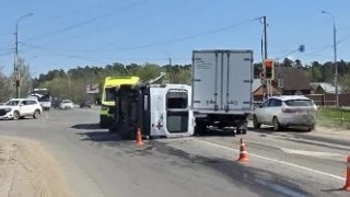 Двое фельдшеров пострадали при опрокидывании скорой в Серпухове