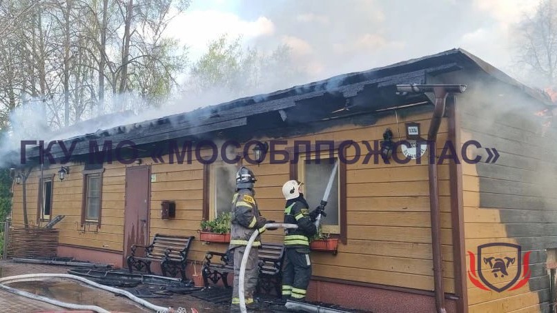 Церковь загорелась в военном городке в Подмосковье