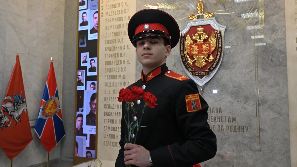 Правнук лейтенанта Василия Сидорова, ученик кадетской школы Даниил Левкин