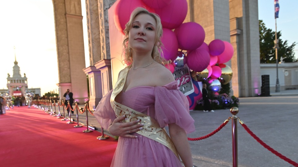 Выпускница Милена Муртасова гуляет по ВДНХ