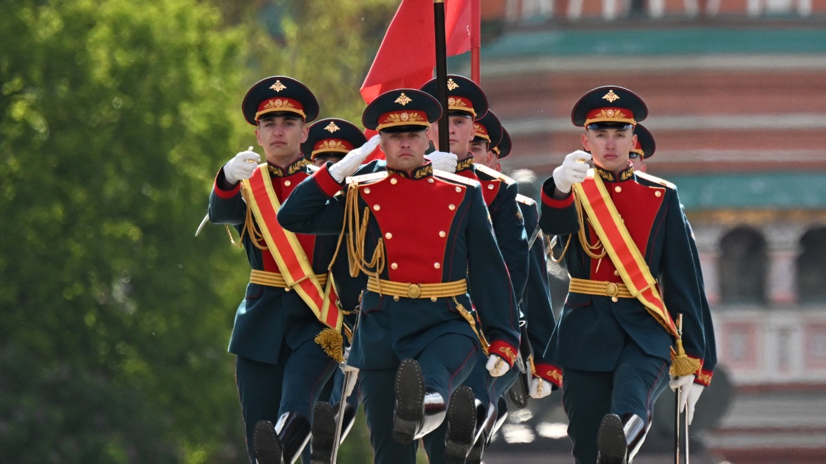 Знаменная группа вносит на Красную площадь Государственный флаг Российской Федерации и Знамя Победы