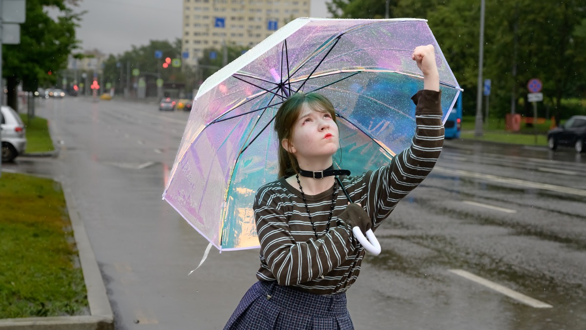 Майские дожди для некоторых москвичей, вроде художницы Юлии Катковой, становятся источником вдохновения