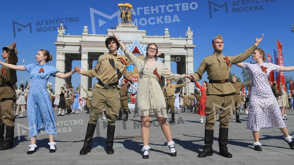 Более 200 пар станцевали «Вальс Победы» на ВДНХ