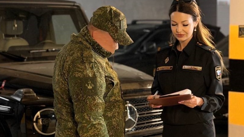 Подмосковные приставы передали конфискованный Mercedes на нужды СВО
