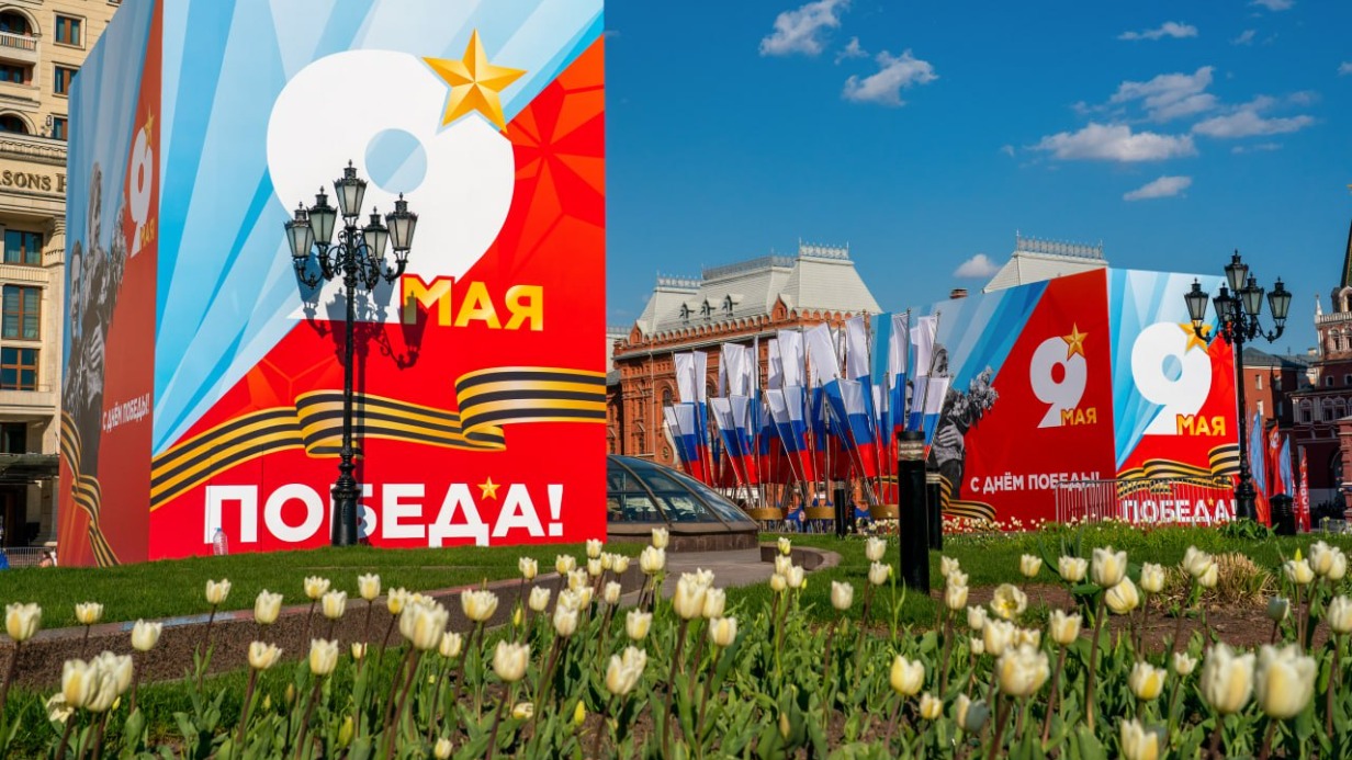 Первые тюльпаны распустились на клумбах Москвы