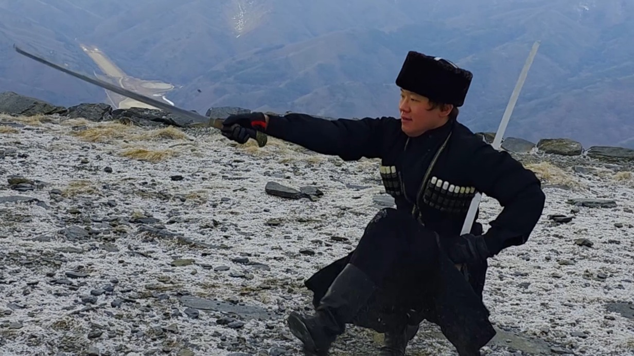 Кореец Шим Гуньчжо во время обучения фланкировке. Он настолько полюбил нашу страну, что стал продвигать российскую культуру и казачьи танцы у себя на родине в Южной Корее