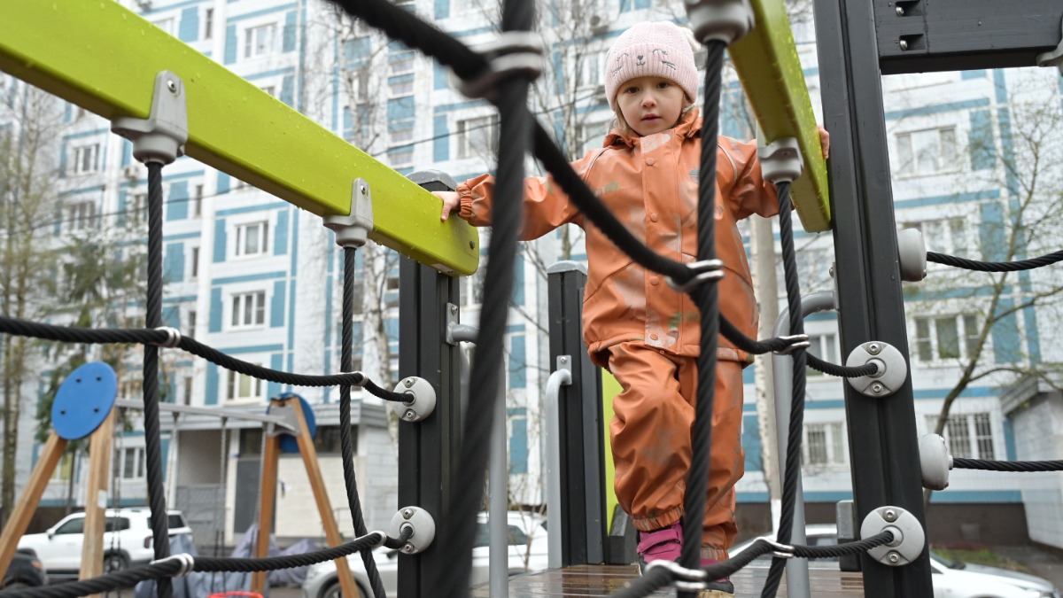 Юная москвичка Варвара Соломыкина на детской площадке в Отрадном