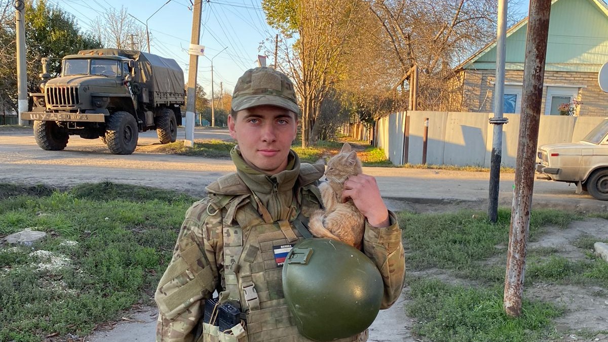 Лейтенант Андрей Рябцев на отдыхе в одном из донецких поселков