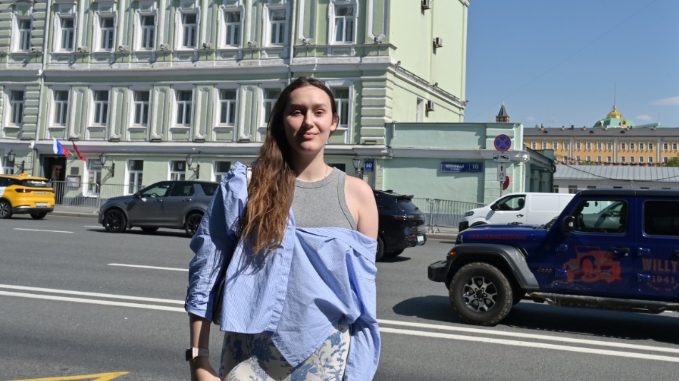 Москвичка Мария Смолкова рядом с пострадавшим в войну домом на Моховой