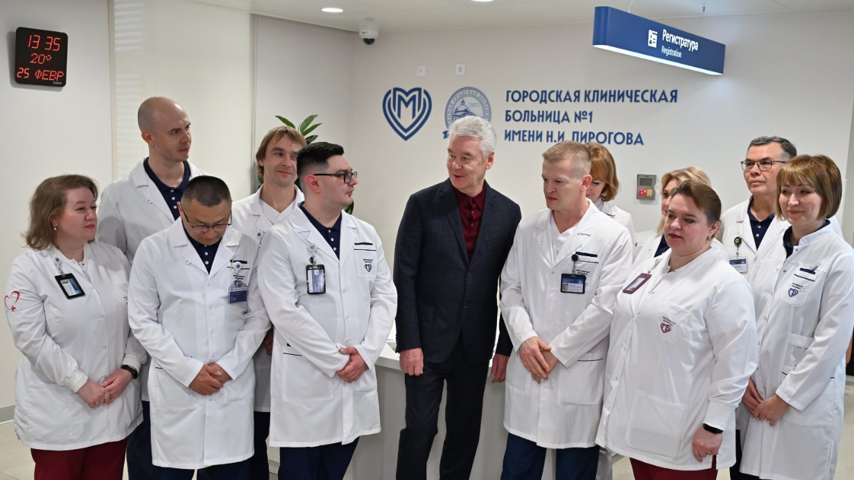 Мэр Москвы Сергей Собянин и сотрудники городской клинической больницы № 1 имени Пирогова во время открытия после комплексной реконструкции лечебно-диагностического корпуса больницы