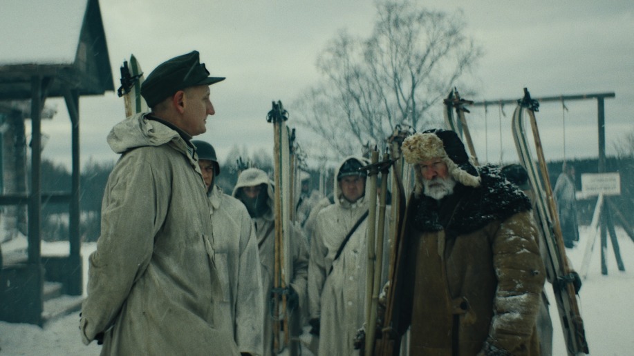 Кадр из фильма «Семь верст до рассвета» (2026): актер Федор Добронравов в роли Матвея Кузьмина, который привел фашистов в засаду, пожертвовав своей жизнью