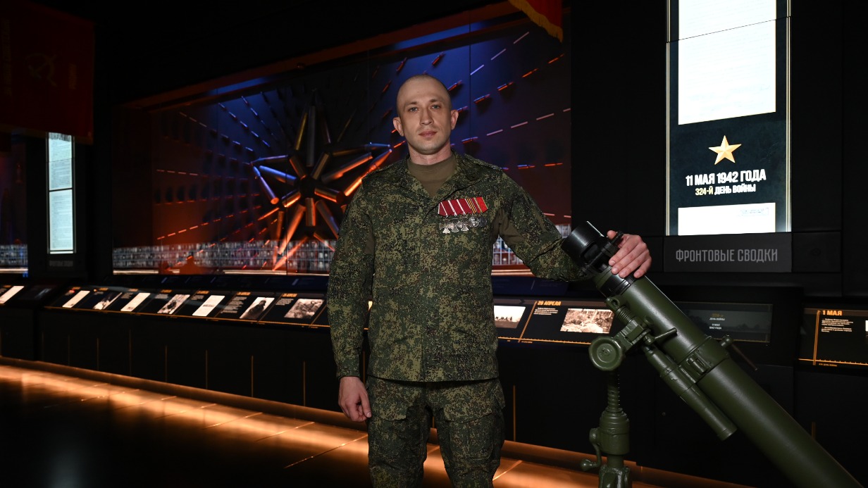 Участник спецоперации подполковник Дмитрий Шишкин в музее «Дорога памяти. 1418 шагов к Победе» рядом с макетом 82-мм батальонного миномета образца 1937 года